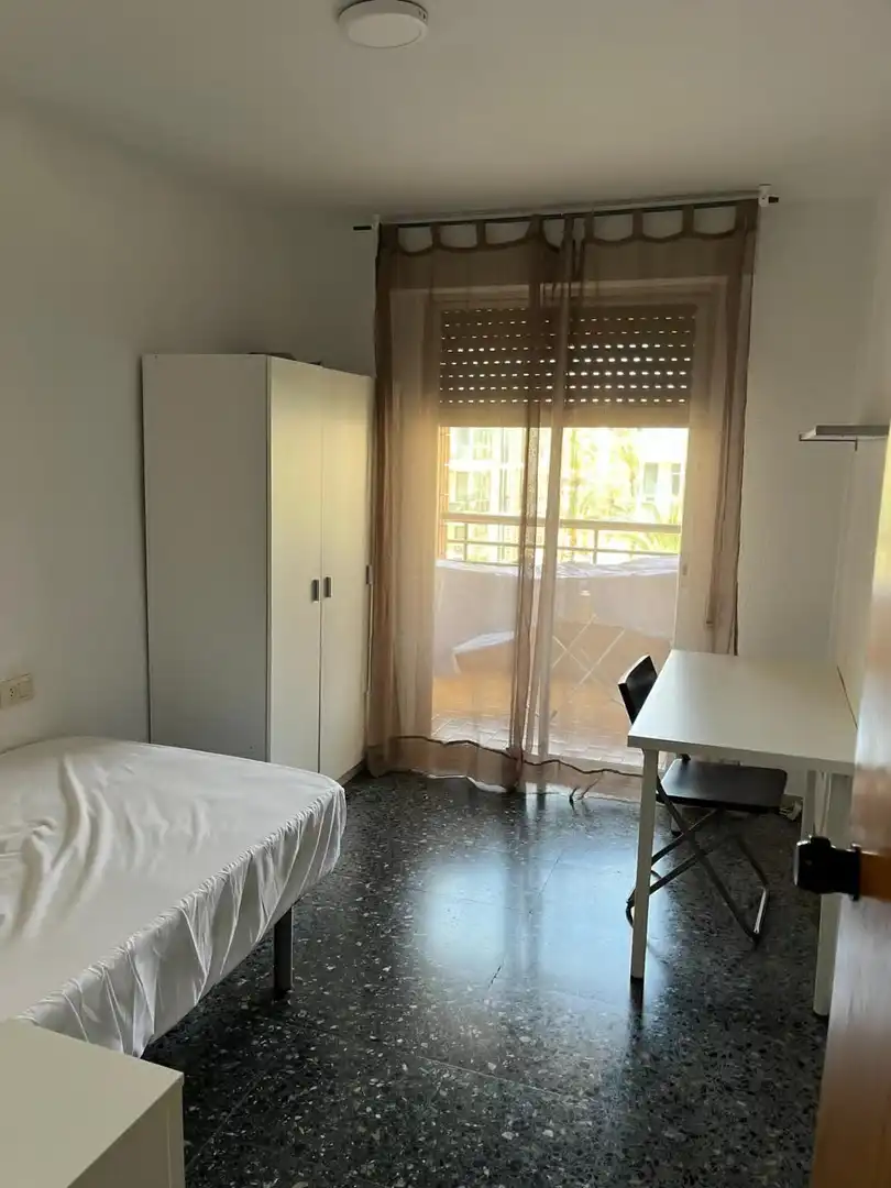 Habitación de Piso de alquiler en Elche / Elx con Jardín privado, Terraza y Amueblado