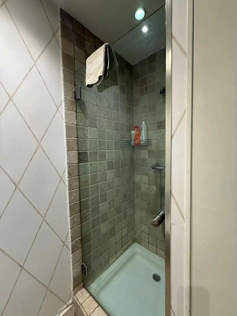 Badezimmer von Wohnung zur untervermieten in Madrid mit Klimaanlage, Heizung und Möbliert