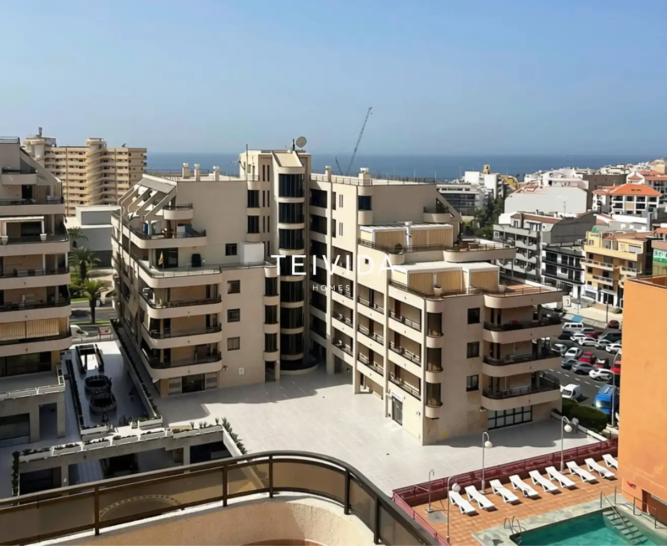 Vista exterior de Piso en venta en Arona con Piscina, Amueblado y Horno