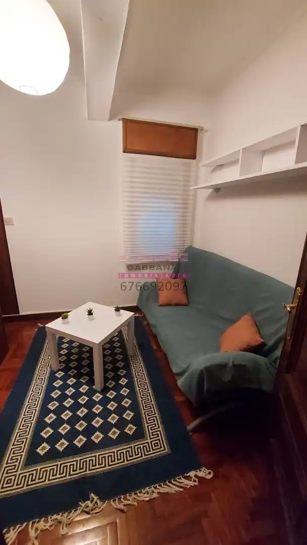 Sala d'estar de Pis de lloguer en Vigo  amb Calefacció, Parquet i Moblat