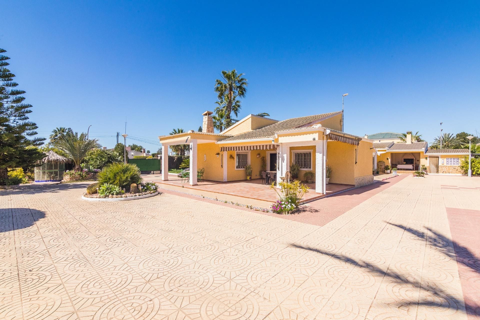 Vista exterior de Casa o xalet en venda en Elche / Elx amb Aire condicionat, Calefacció i Jardí privat