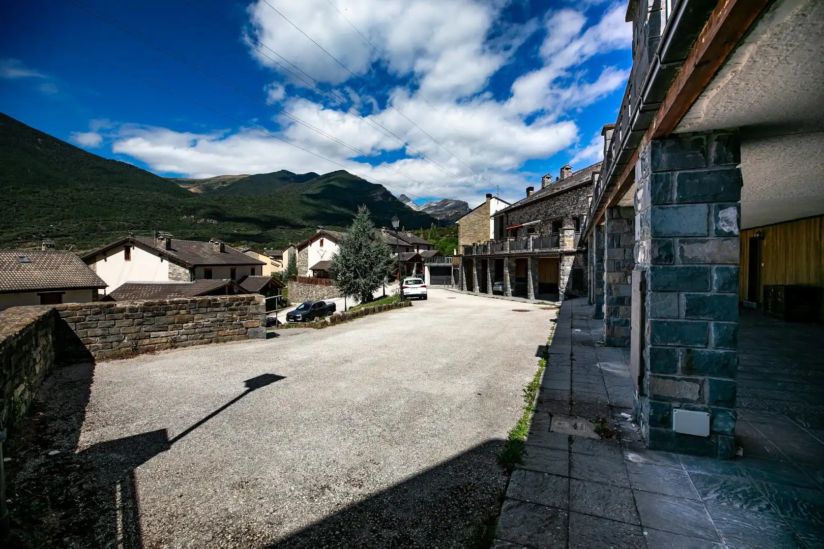 Vista exterior de Casa adosada en venda en Villanúa amb Calefacció, Jardí privat i Parquet
