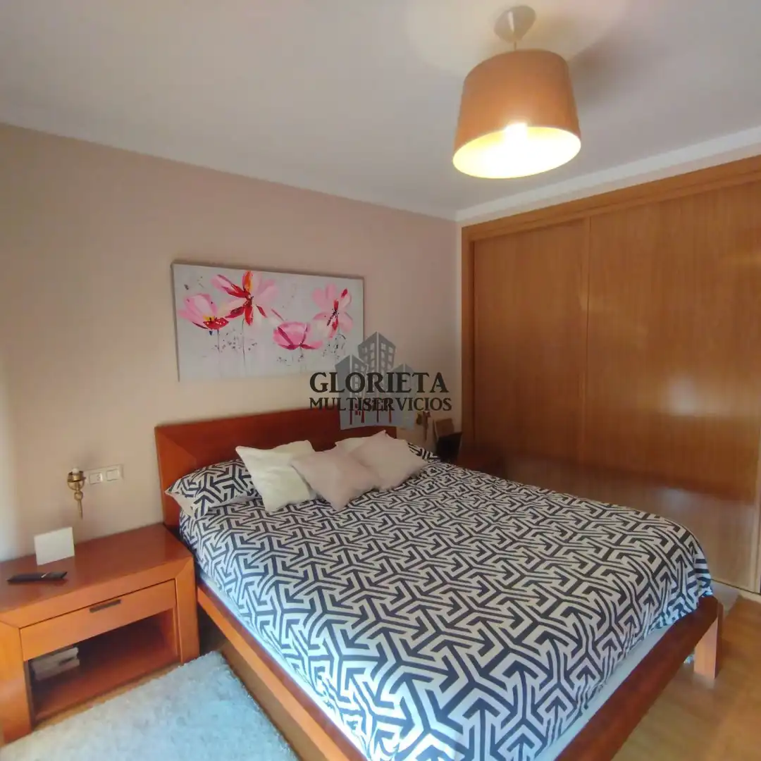 Dormitori de Casa o xalet en venda en Vigo  amb Calefacció, Terrassa i Traster