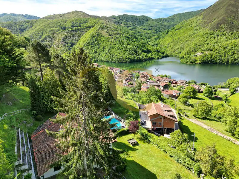 Vista exterior de Casa o chalet en venta en Caso con Calefacción, Jardín privado y Terraza