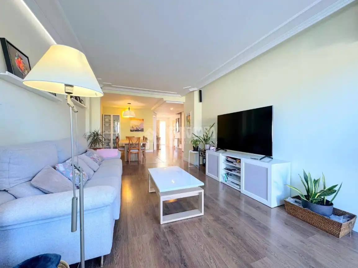 Wohnzimmer von Einfamilien-Reihenhaus zum Verkauf in Arroyomolinos (Madrid) mit Klimaanlage, Heizung und Privatgarten
