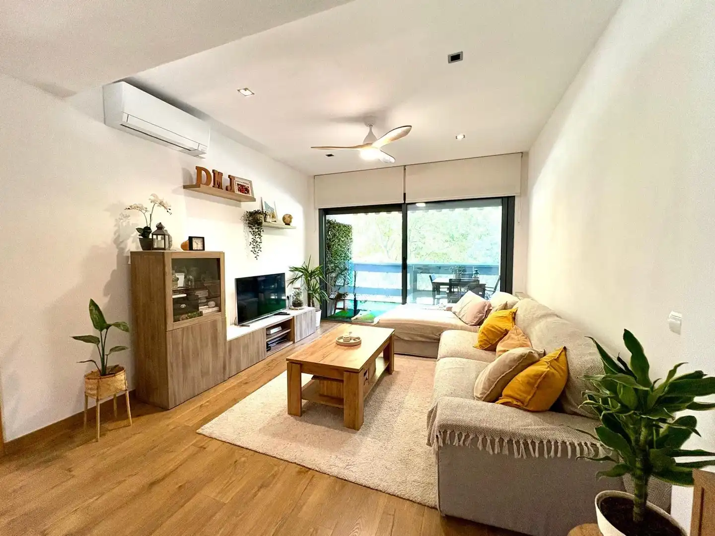 Sala de estar de Piso en venta en Santa Perpètua de Mogoda con Aire acondicionado, Calefacción y Jardín privado