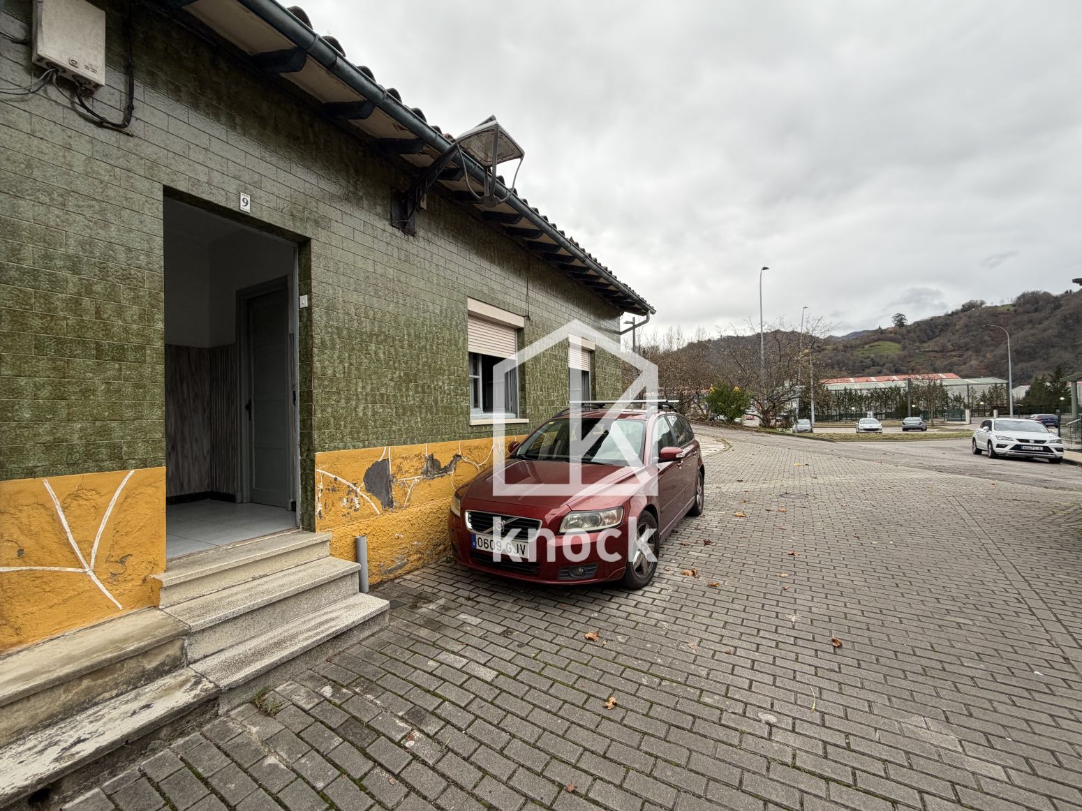 Exterior view of Single-family semi-detached for sale in San Martín del Rey Aurelio