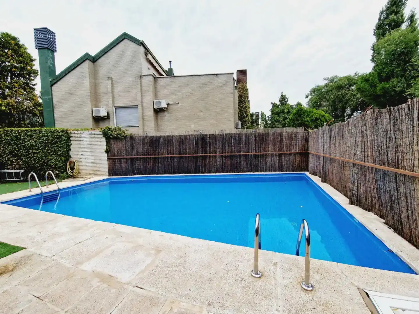 Piscina de Casa o chalet para compartir en Madrid con Aire acondicionado, Jardín privado y Parquet