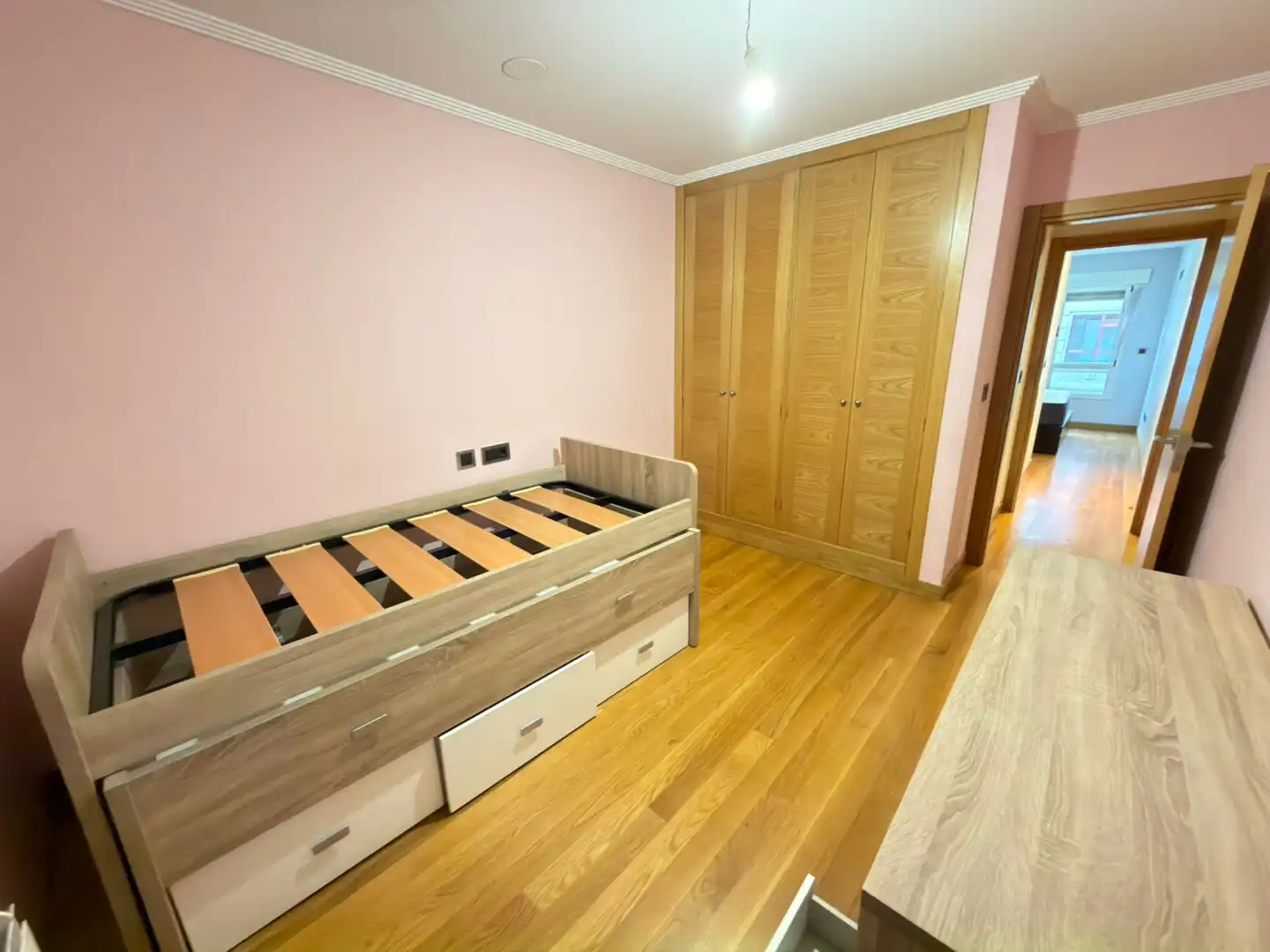 Dormitori de Pis en venda en Pontevedra Capital  amb Calefacció, Parquet i Traster