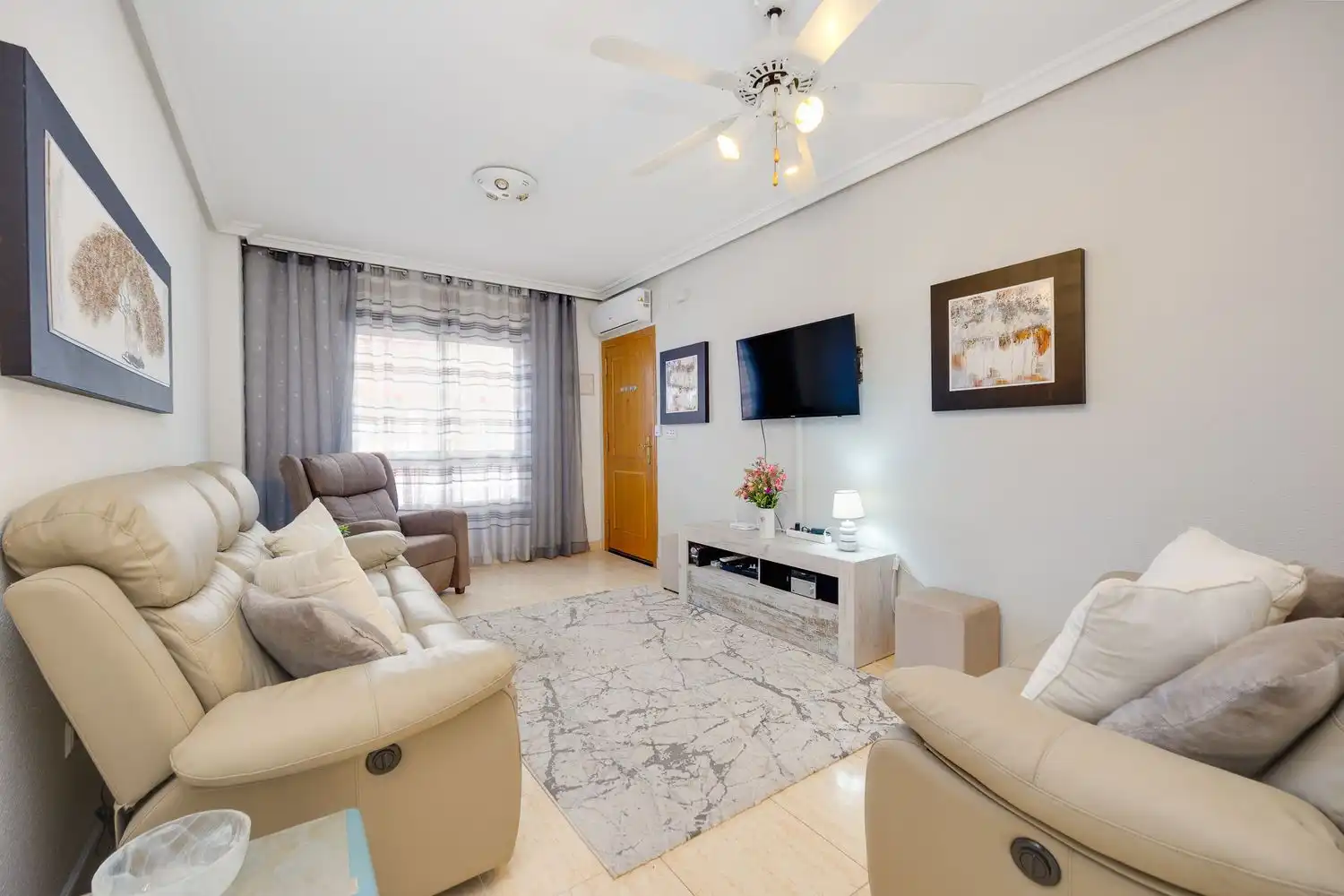 Sala d'estar de Pis en venda en Torrevieja amb Aire condicionat, Terrassa i Moblat