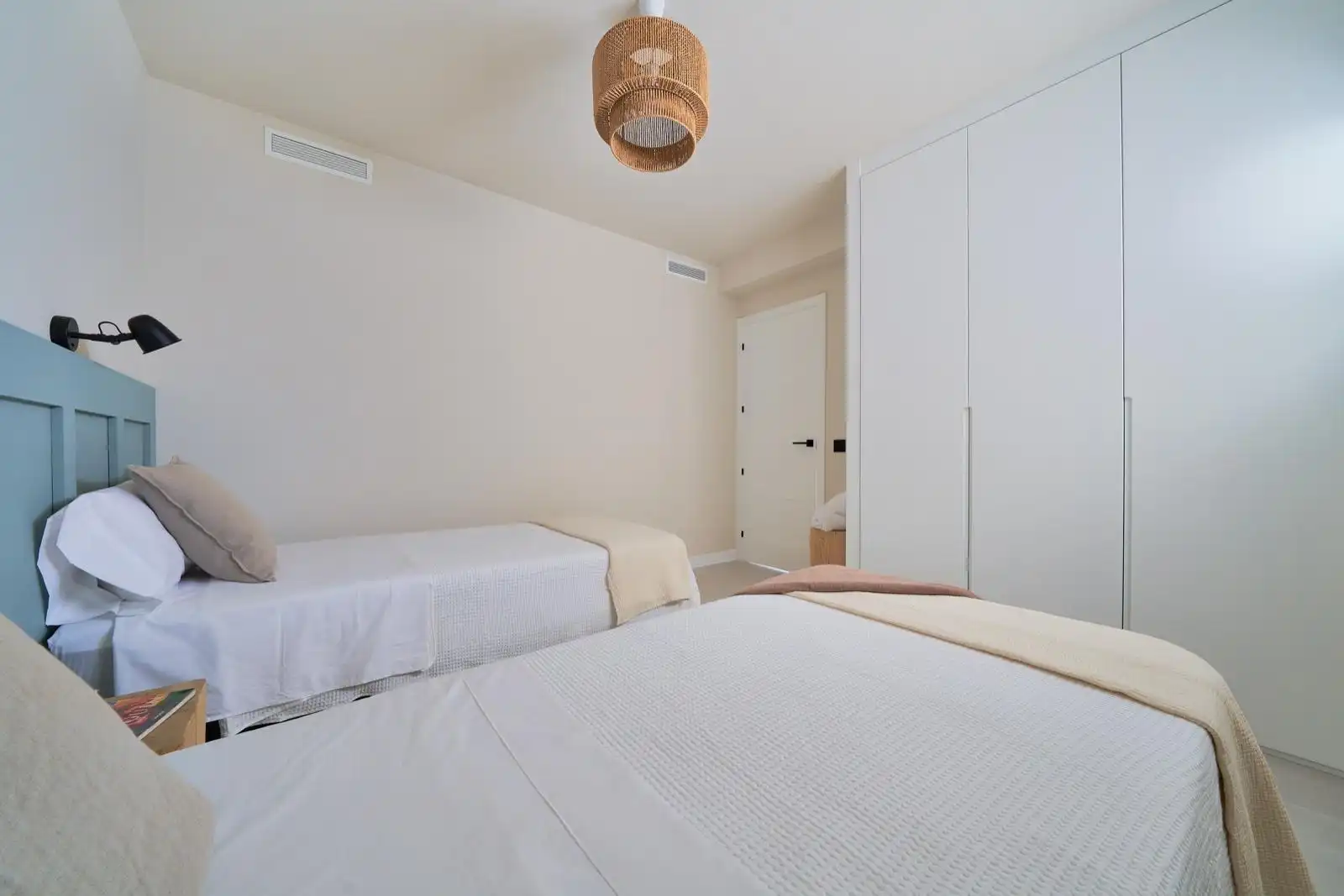 Dormitori de Apartament de lloguer en Benalmádena amb Aire condicionat, Terrassa i Moblat