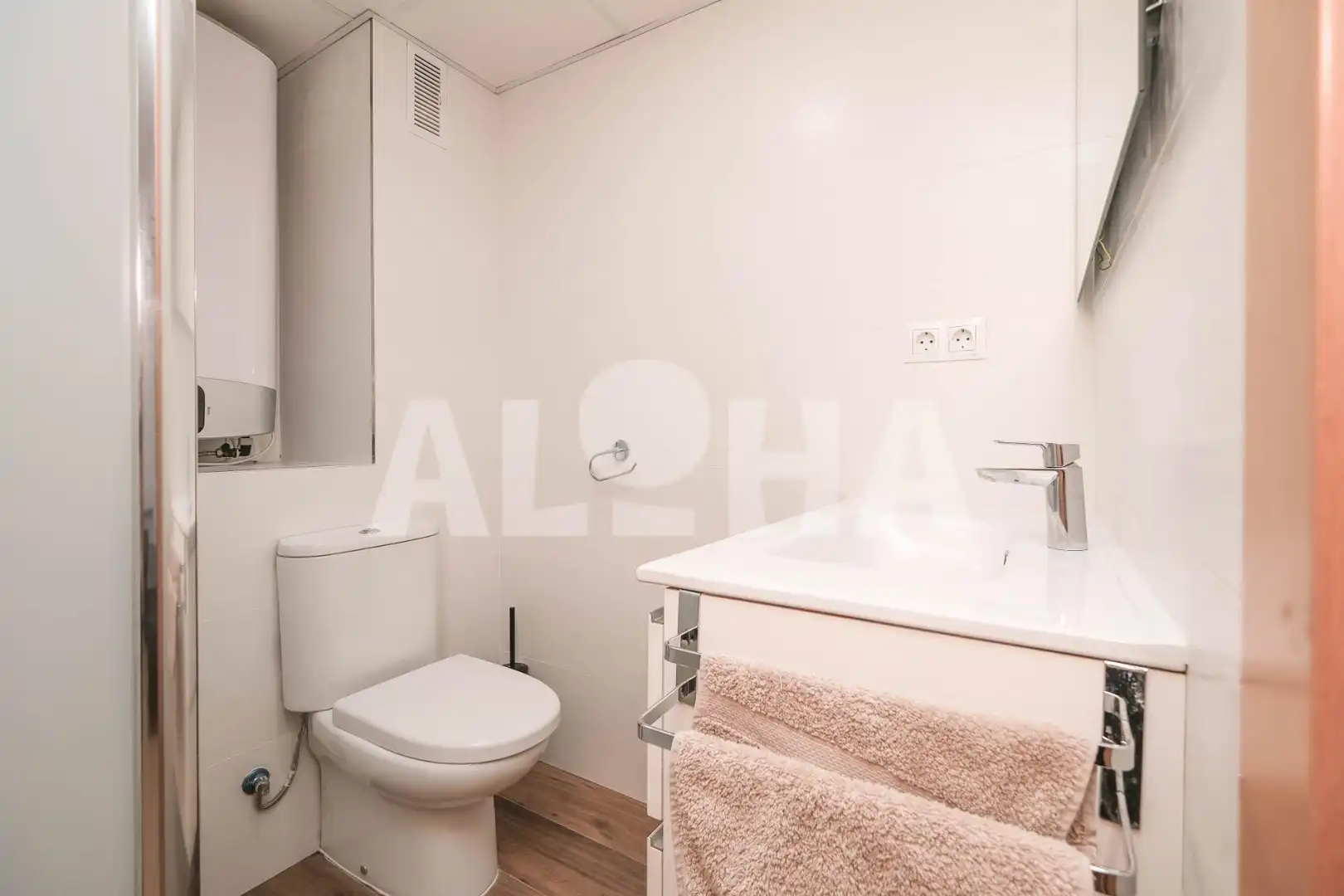 Bany de Apartament de lloguer en Valencia amb Aire condicionat, Calefacció i Moblat