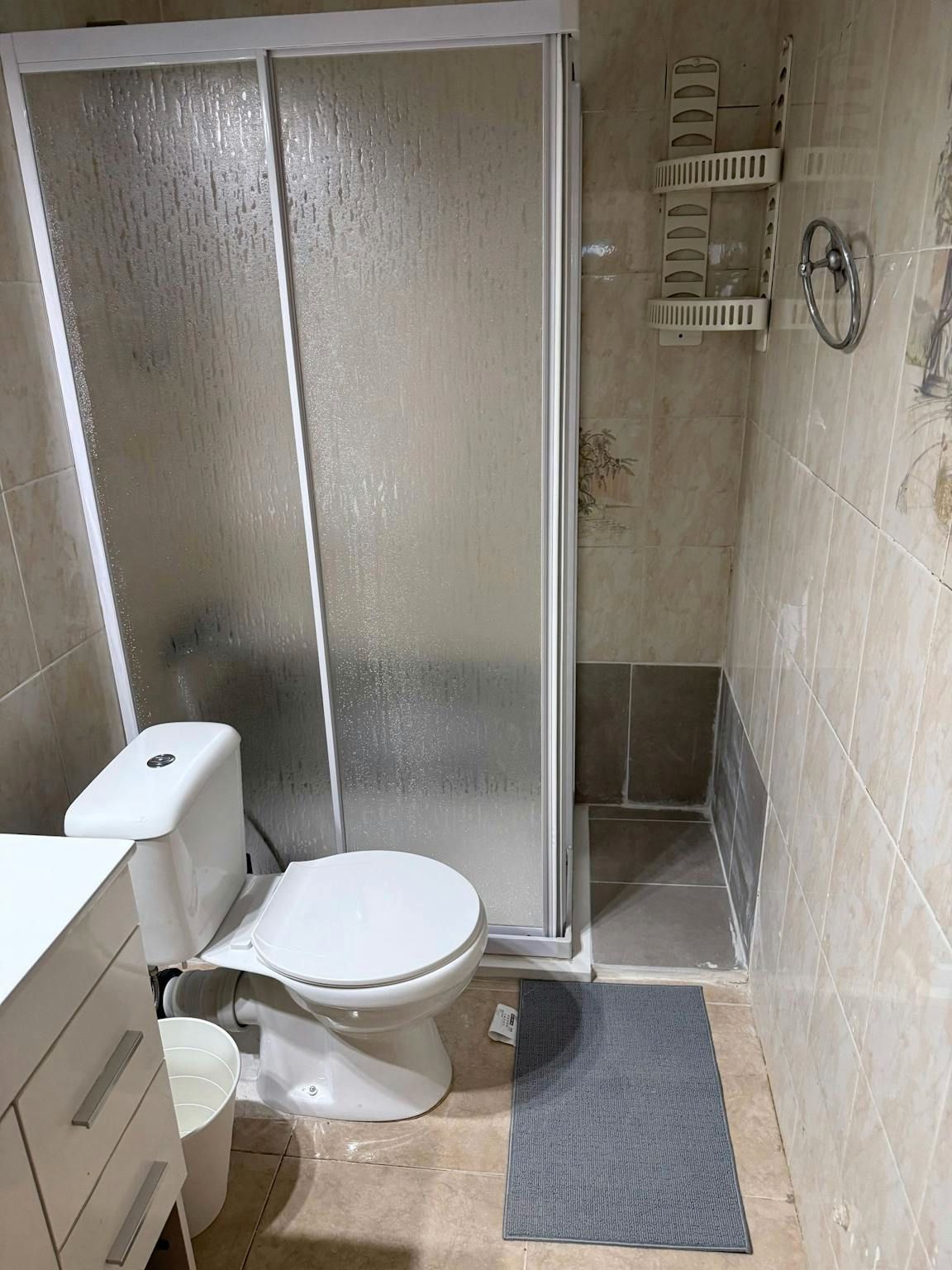 Bathroom of Flat to share in  Barcelona Capital  with Heating, Washing machine and Balcony