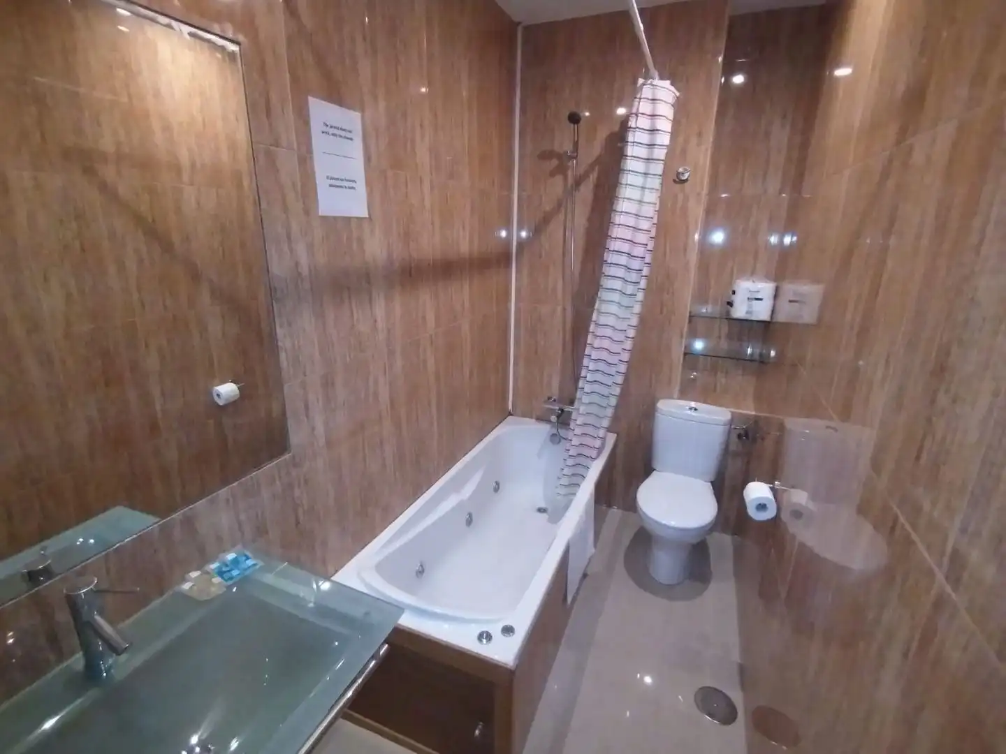 Bathroom of Flat for rent in Madrid  with Air Conditioner, Heating and Furnished