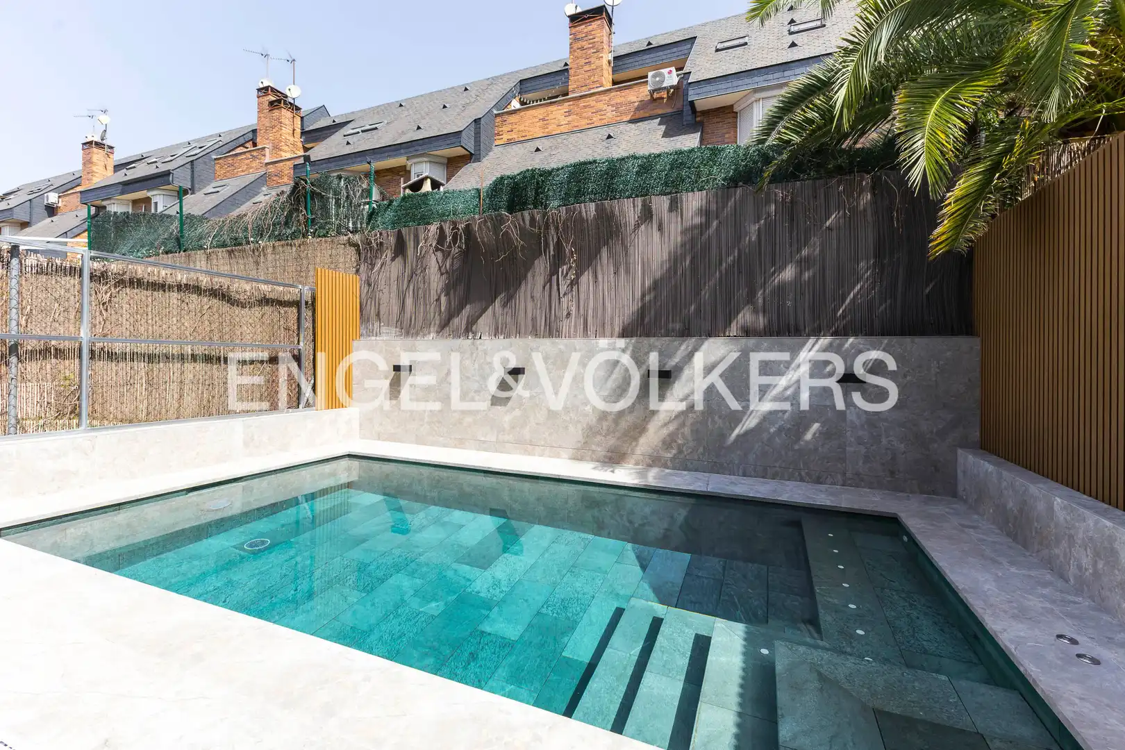 Piscina de Casa adosada en venda en Madrid amb Aire condicionat, Calefacció i Piscina
