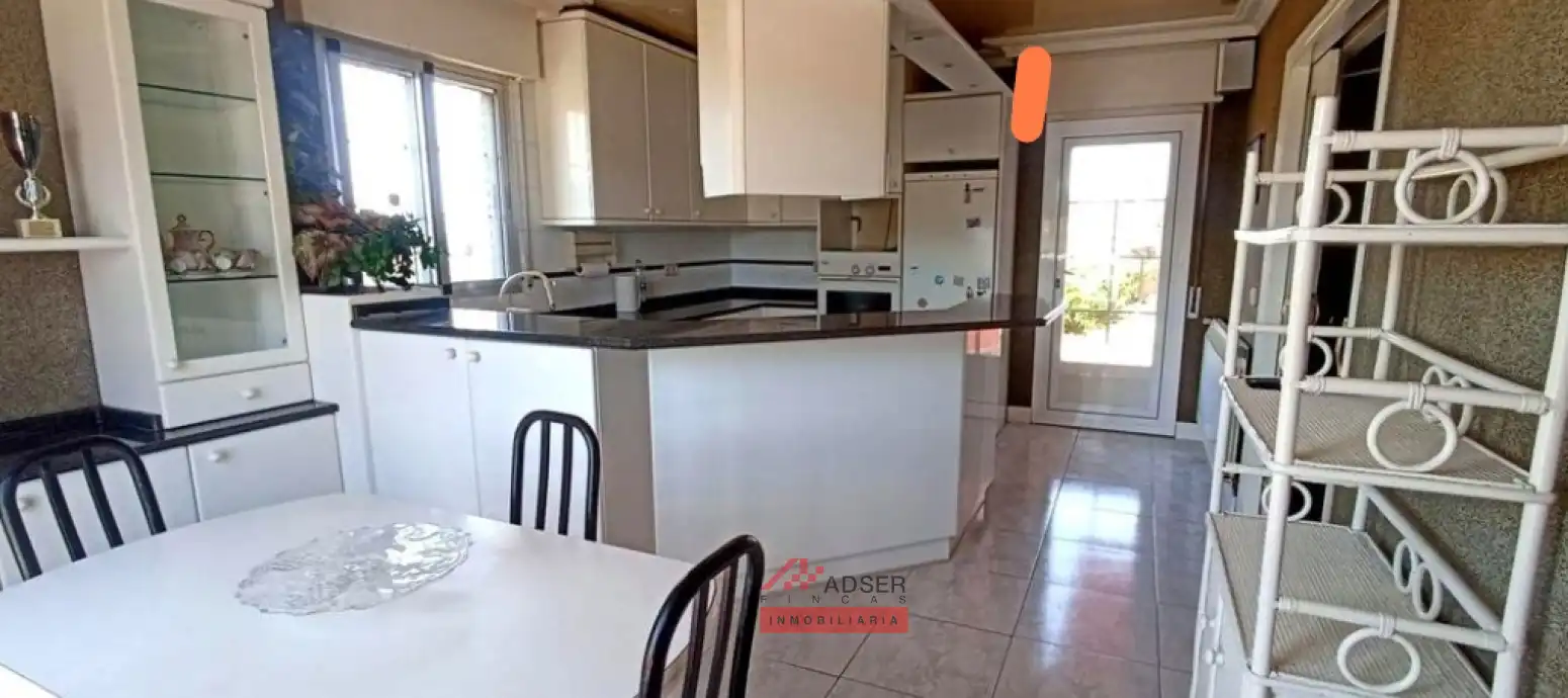 Cuina de Casa o xalet en venda en Villamediana de Iregua amb Calefacció i Piscina