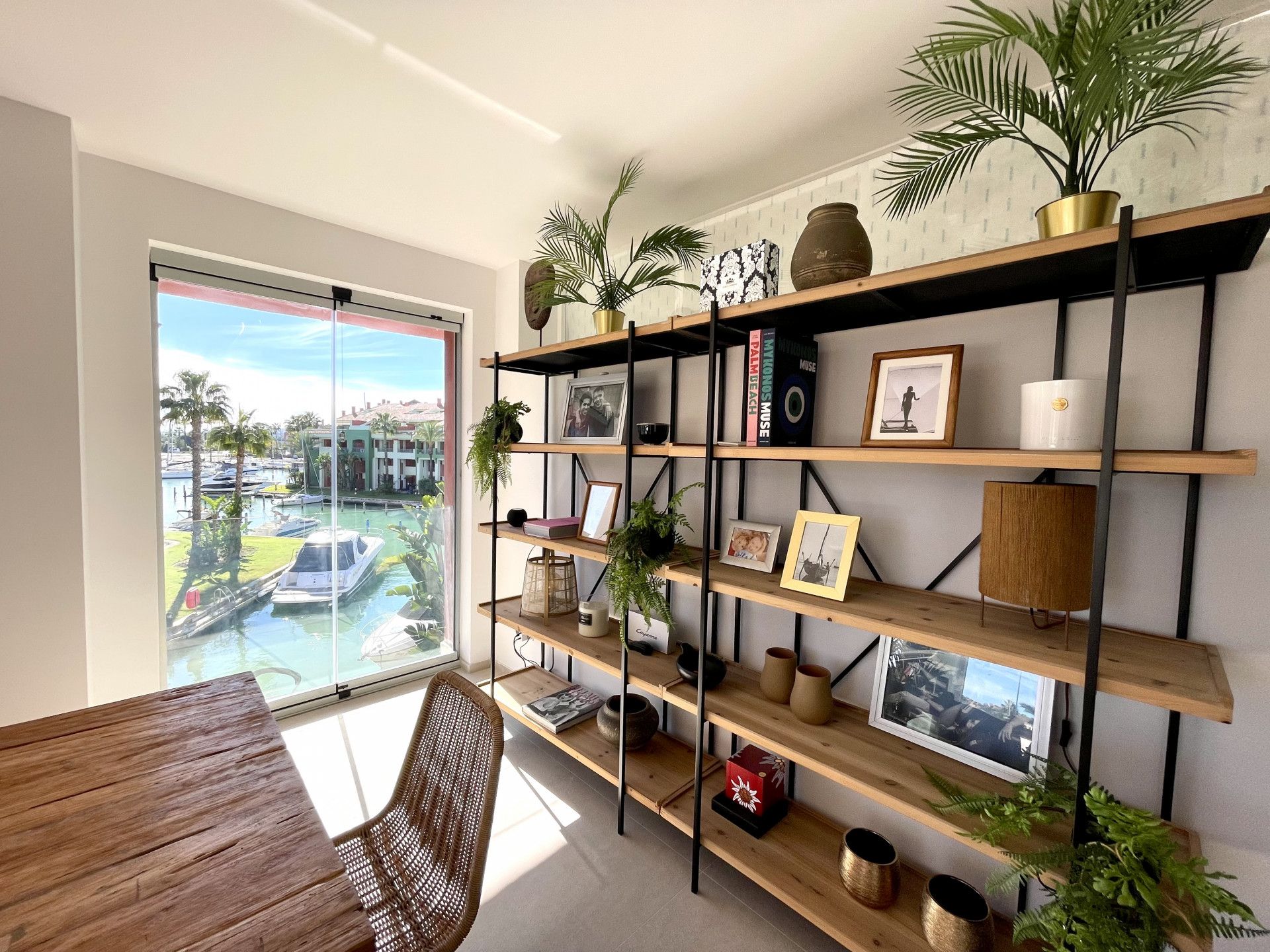 Sala d'estar de Apartament en venda en Sotogrande amb Aire condicionat, Piscina i Balcó