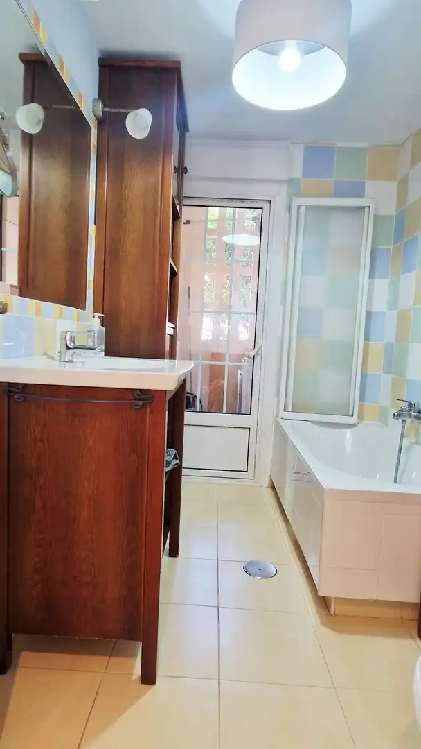 Baño de Piso de alquiler en Torrelavega  con Calefacción, Amueblado y Balcón