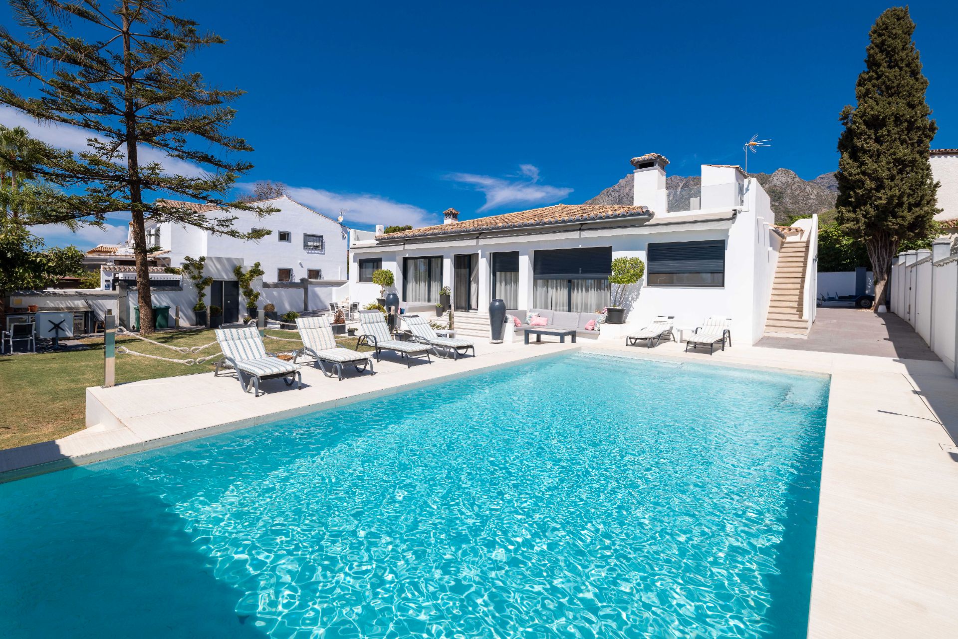 Exterior view of House or chalet for sale in Marbella  with Air Conditioner, Heating and Private garden