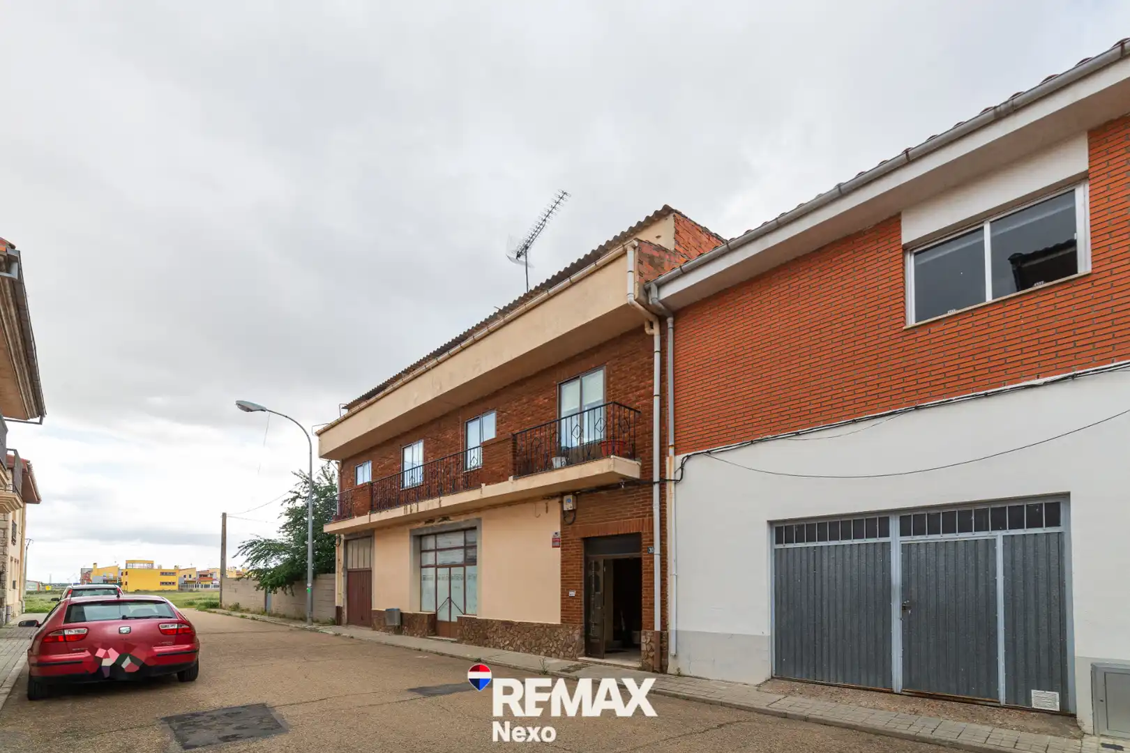 Vista exterior de Casa adosada en venta en Benavente con Jardín privado, Parquet y Trastero