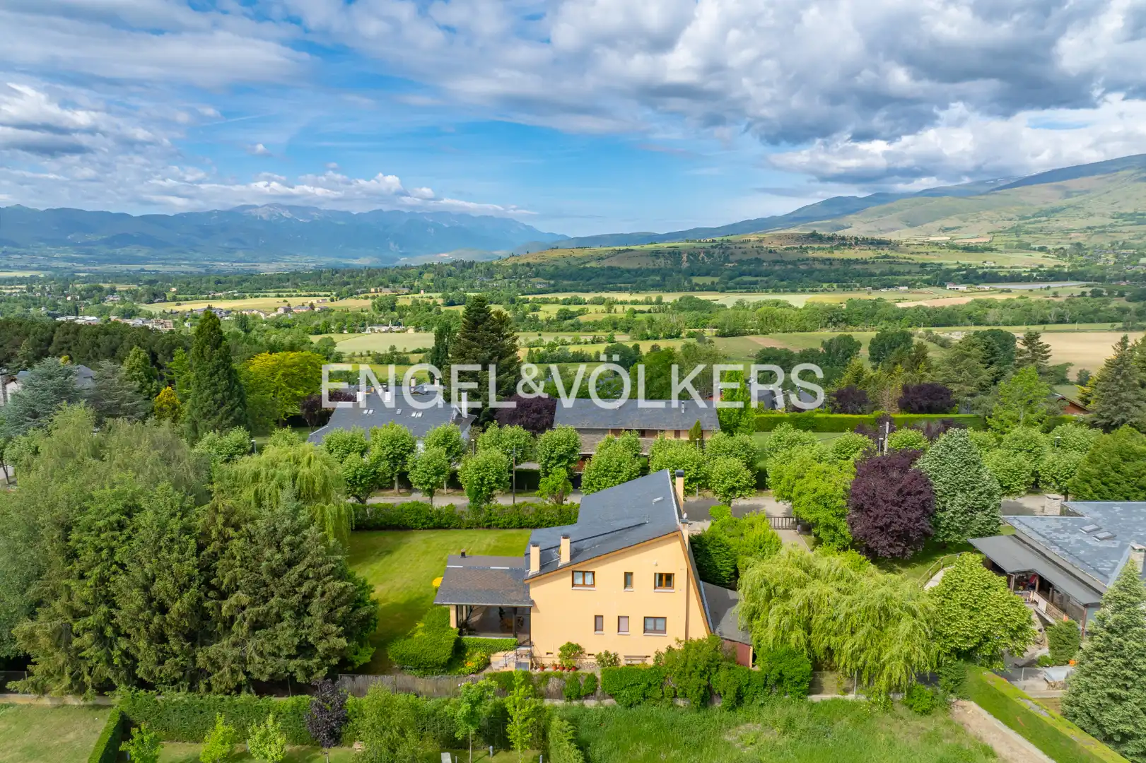 Vista exterior de Casa o xalet en venda en Puigcerdà amb Calefacció, Jardí privat i Parquet