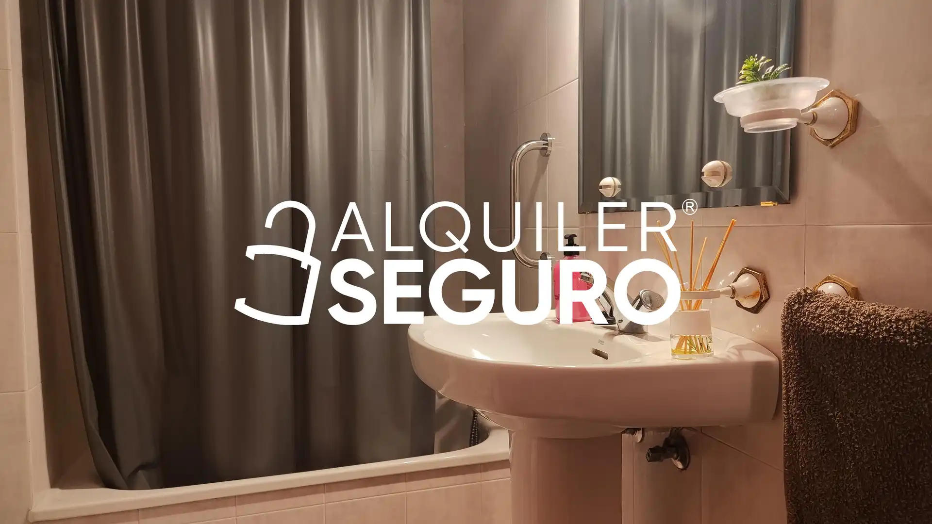 Bathroom of Flat for rent in Córdoba  with Air Conditioner and Furnished