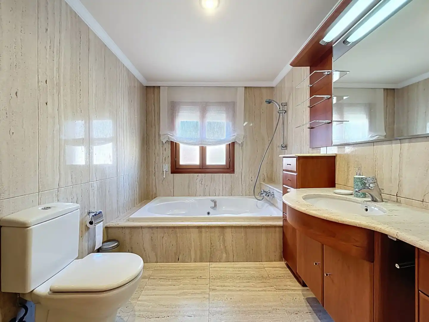 Baño de Piso en venta en L'Alfàs del Pi con Aire acondicionado, Calefacción y Trastero