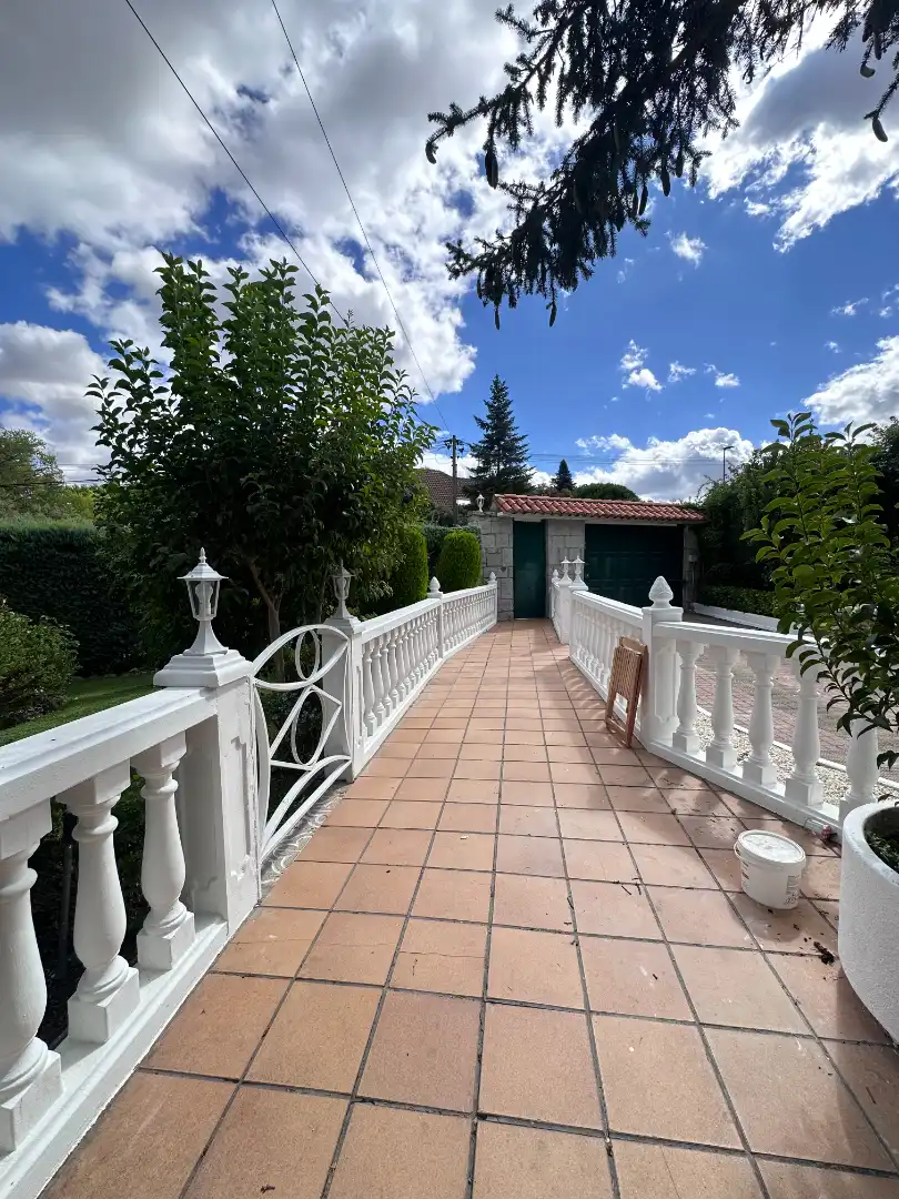 Vista exterior de Casa o xalet en venda en Las Rozas de Madrid amb Aire condicionat, Calefacció i Jardí privat