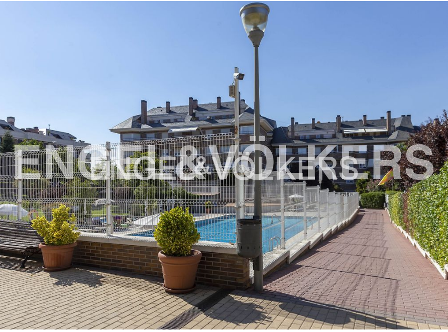 Vista exterior de Apartament en venda en Majadahonda amb Aire condicionat, Calefacció i Jardí privat