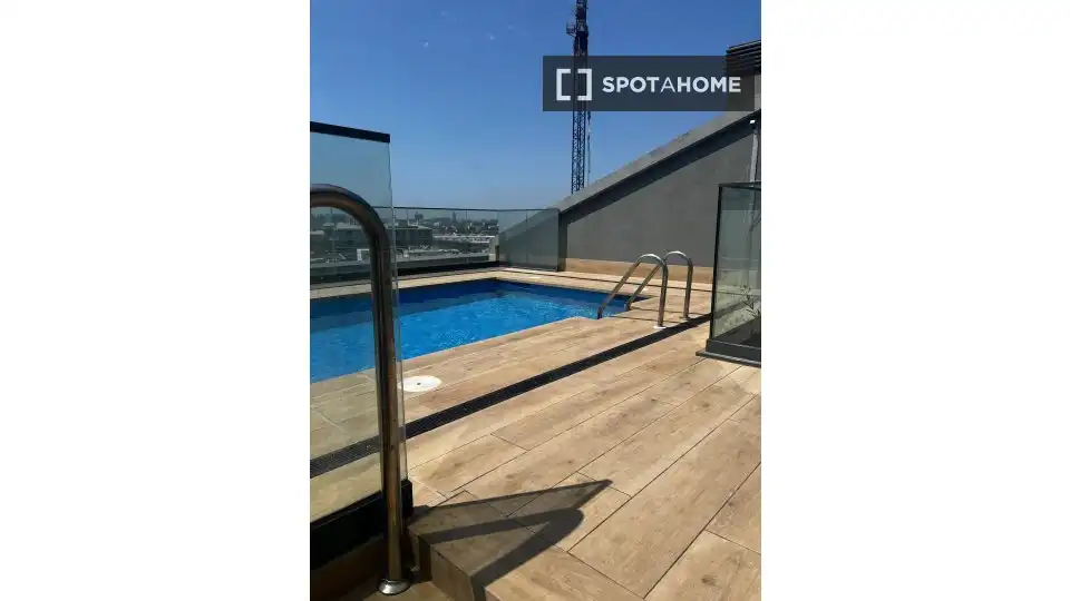 Piscina de Pis de lloguer en Badalona amb Aire condicionat, Calefacció i Moblat