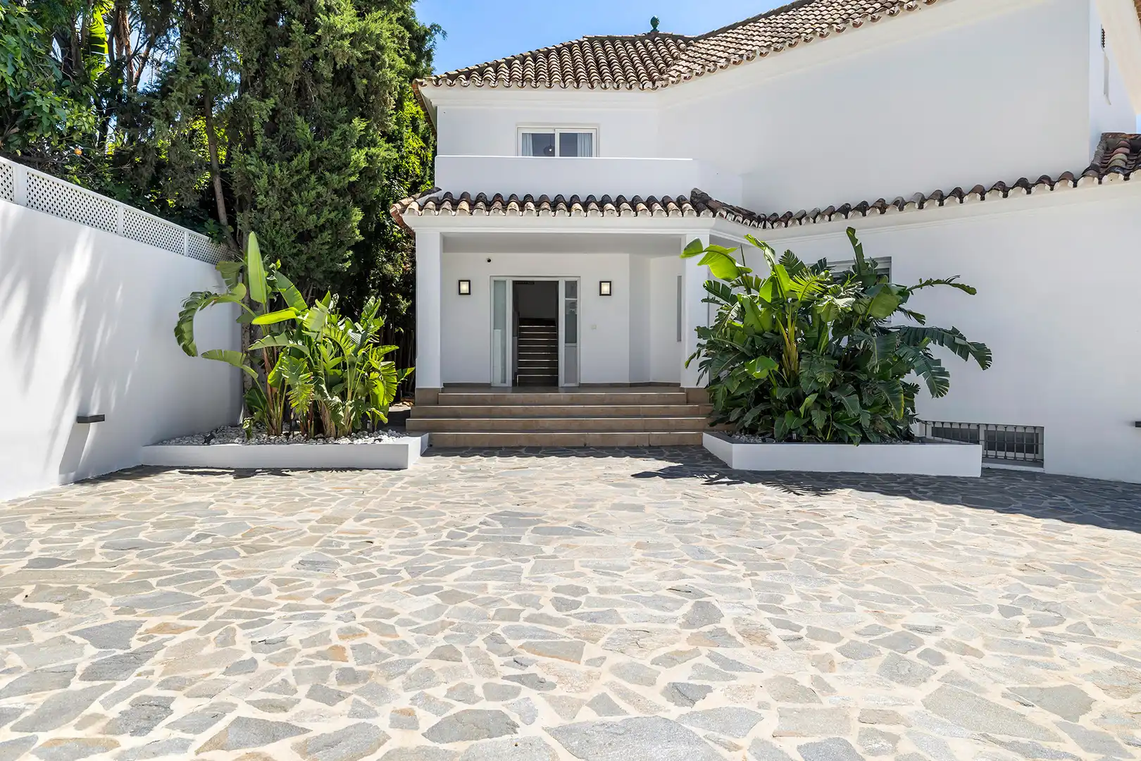 Vista exterior de Casa o xalet en venda en Estepona amb Aire condicionat, Calefacció i Jardí privat