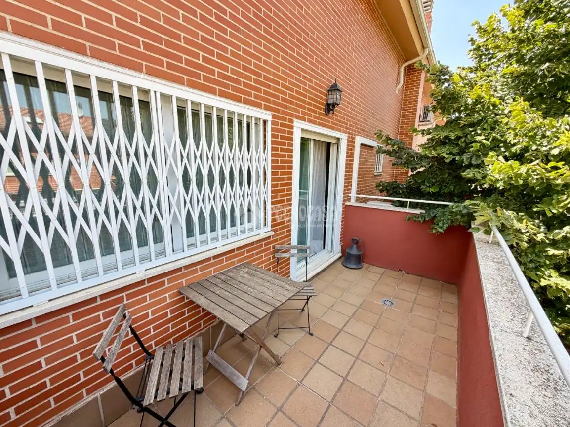 Terrassa de Casa adosada en venda en Daganzo de Arriba amb Aire condicionat, Parquet i Piscina