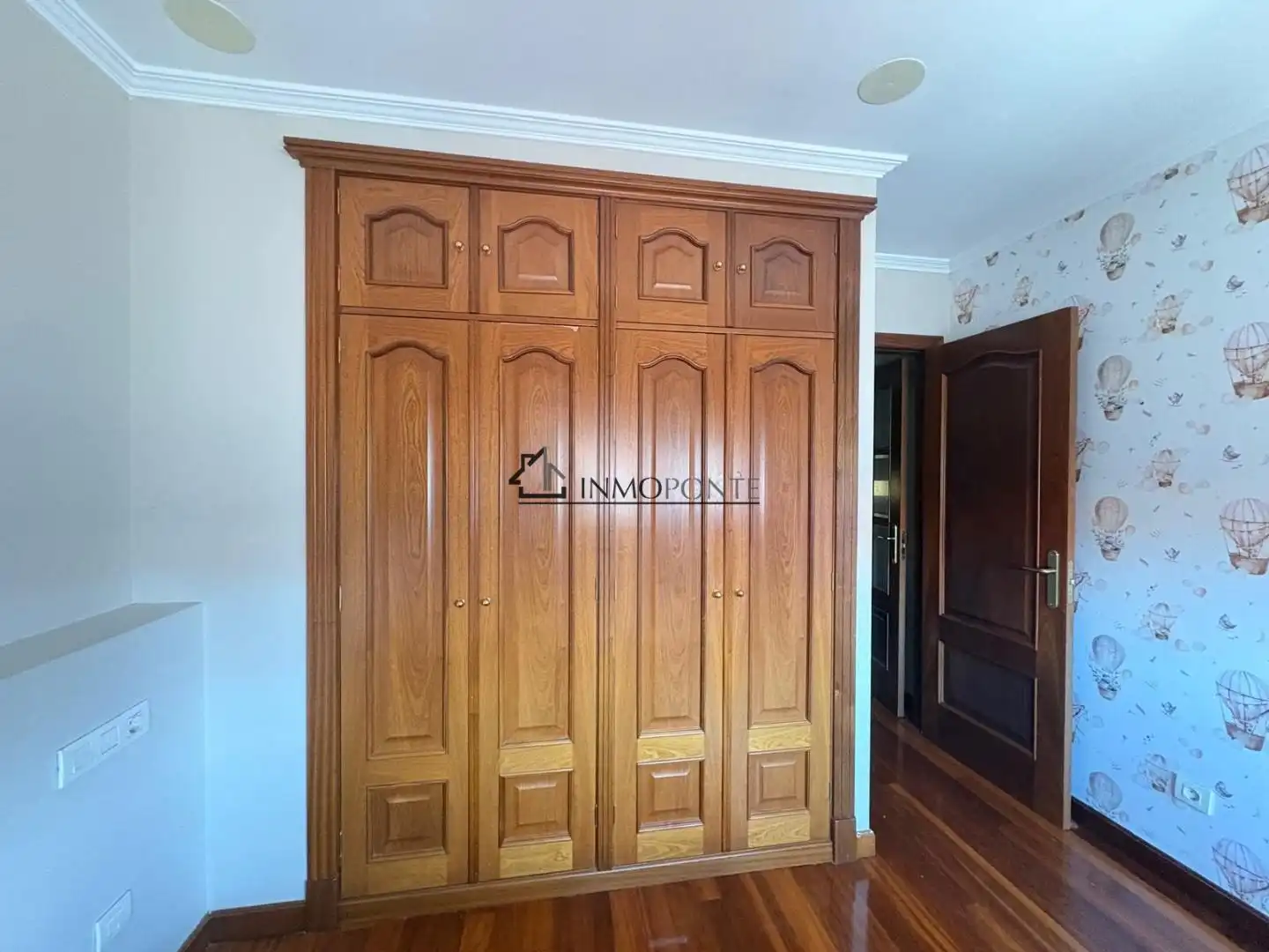 Dormitori de Apartament en venda en Pontevedra Capital  amb Calefacció i Traster