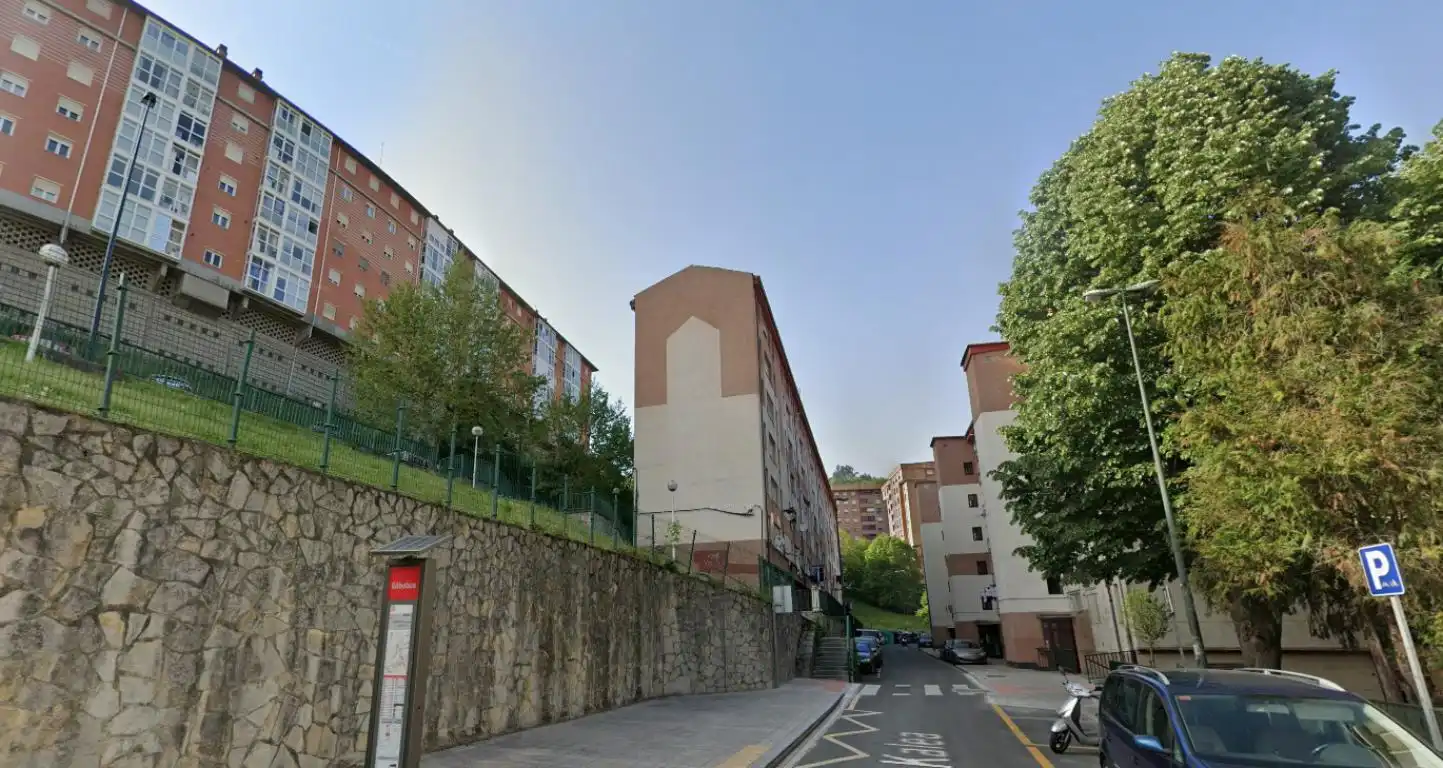 Vista exterior de Pis en venda en Bilbao  amb Calefacció