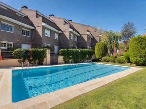 Vista exterior de Casa adosada en venda en Sant Cugat del Vallès amb Aire condicionat, Calefacció i Jardí privat