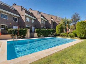 Exterior view of Single-family semi-detached for sale in Sant Cugat del Vallès  with Air Conditioner, Heating and Private garden