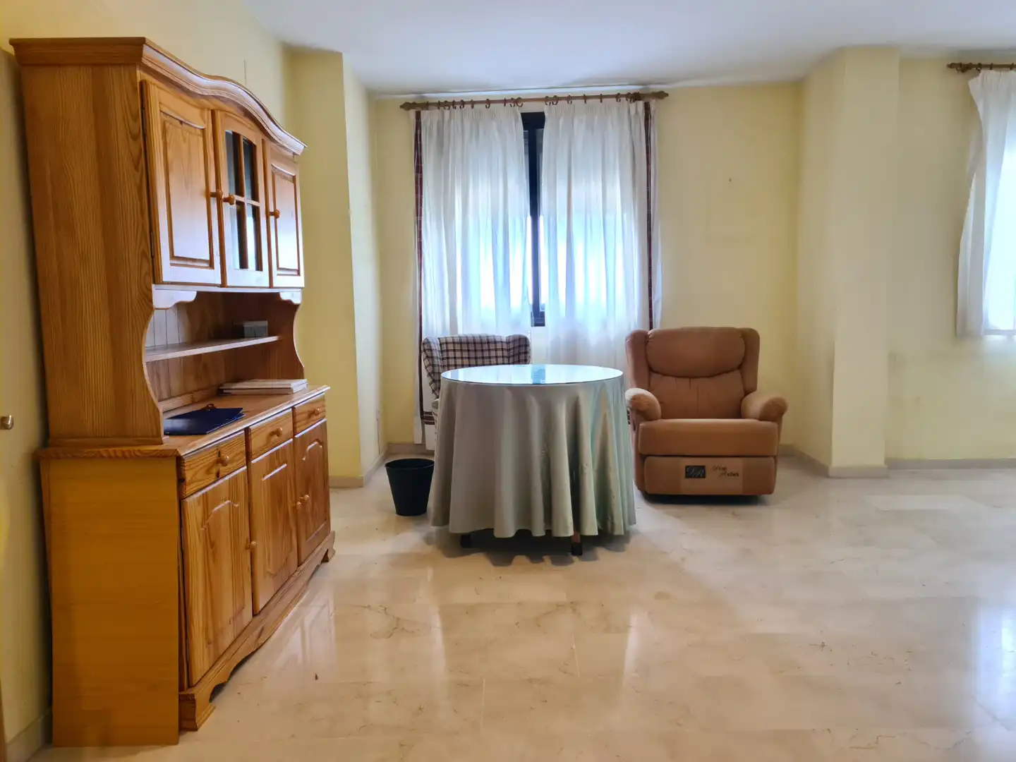 Living room of Flat for sale in Sevilla  with Air Conditioner and Storage room