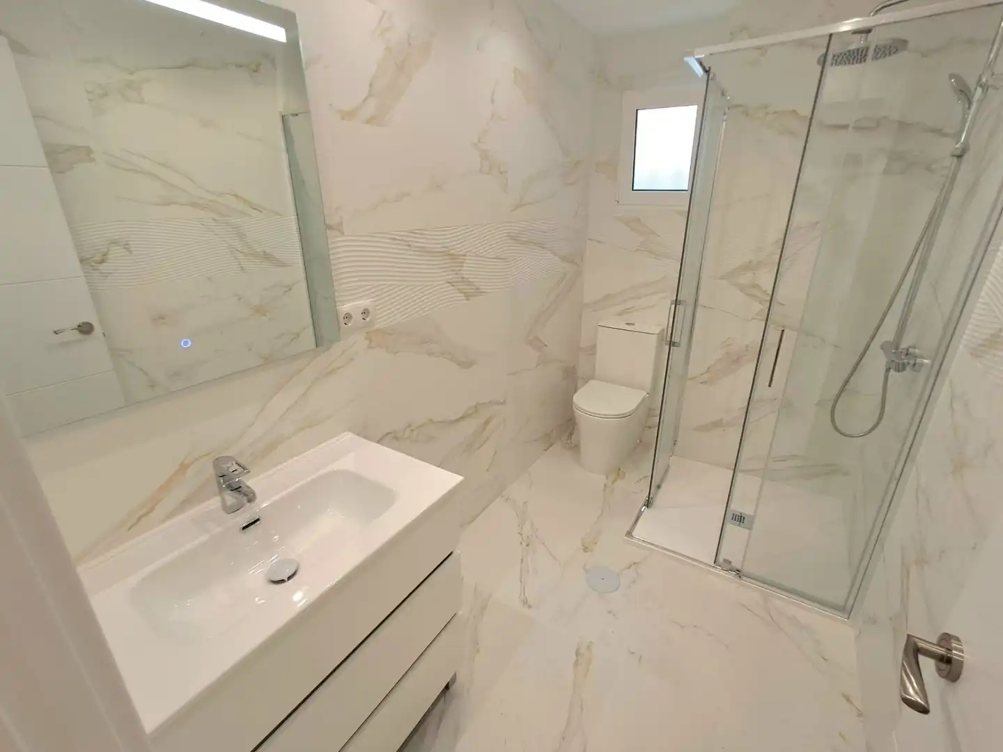 Baño de Apartamento en venta en Benalmádena con Aire acondicionado, Calefacción y Jardín privado