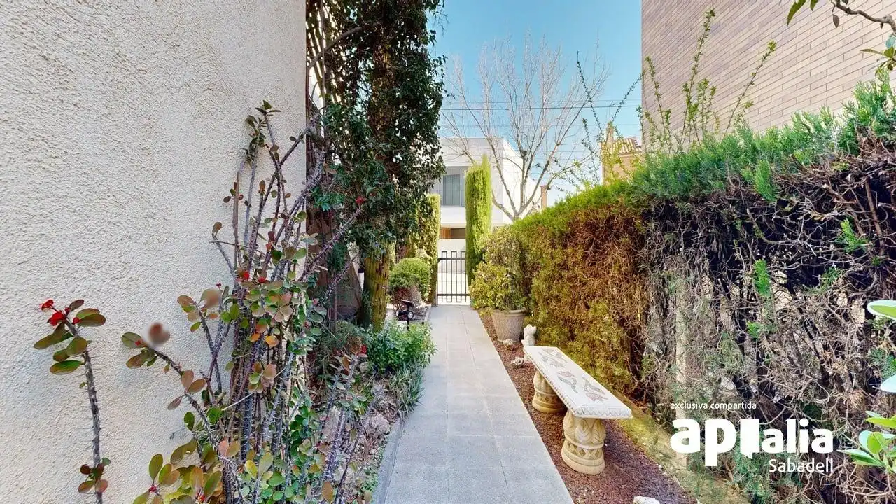 Vista exterior de Casa o xalet en venda en Barberà del Vallès amb Aire condicionat, Calefacció i Jardí privat