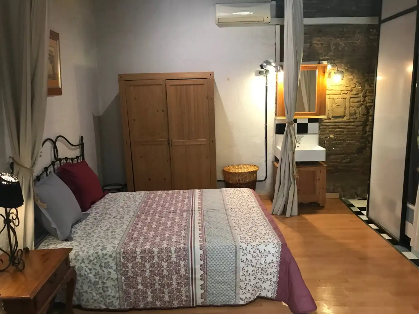 Dormitori de Estudi de lloguer en Barcelona amb Moblat i Balcó