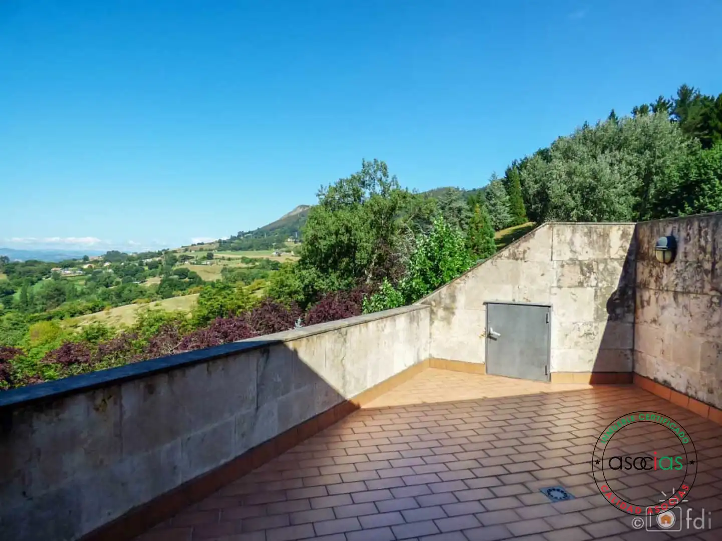 Terrassa de Casa o xalet en venda en Oviedo  amb Calefacció, Jardí privat i Parquet