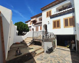 Vista exterior de Casa adosada en venda en Sant Joan d'Alacant amb Terrassa, Piscina i Balcó