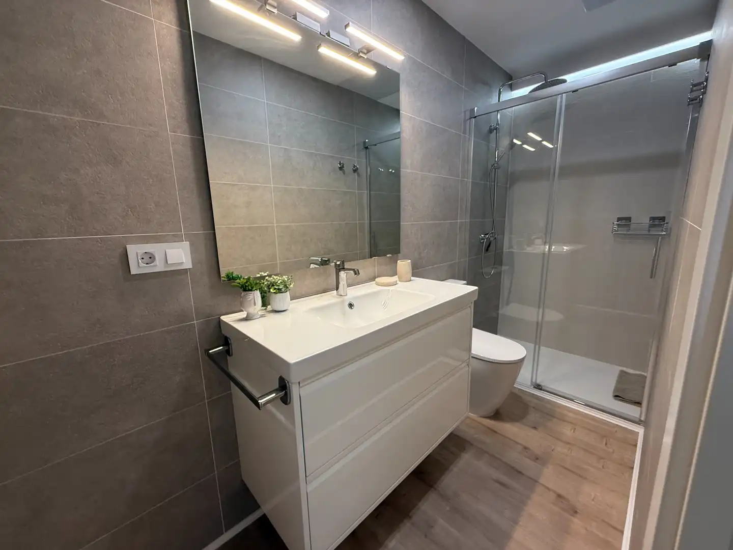 Badezimmer von Wohnungen zur Miete in León Capital  mit Klimaanlage, Heizung und Parkett