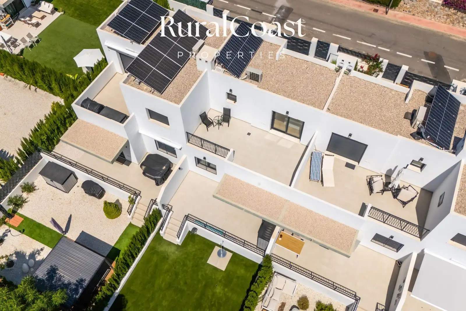 Außenansicht von Einfamilien-Reihenhaus zum Verkauf in Busot mit Klimaanlage, Heizung und Privatgarten