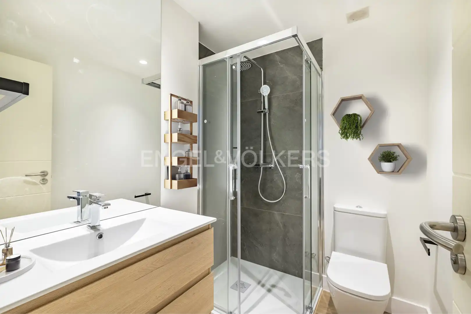Bathroom of Apartments for rent in Madrid  with Air Conditioner, Heating and Terrace
