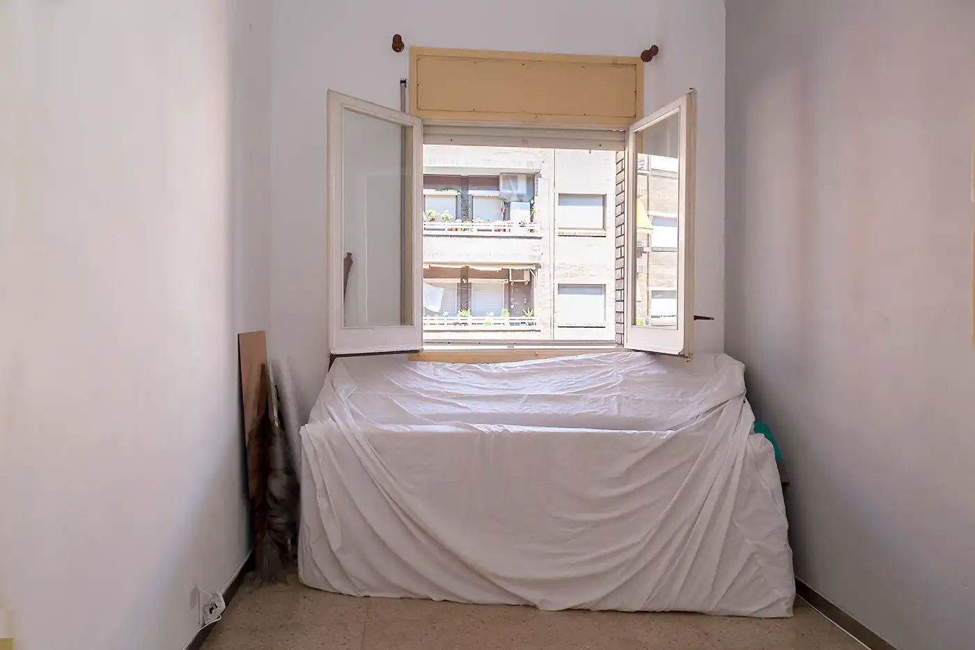 Habitación de Piso en venta en Barcelona con Balcón y Alarma