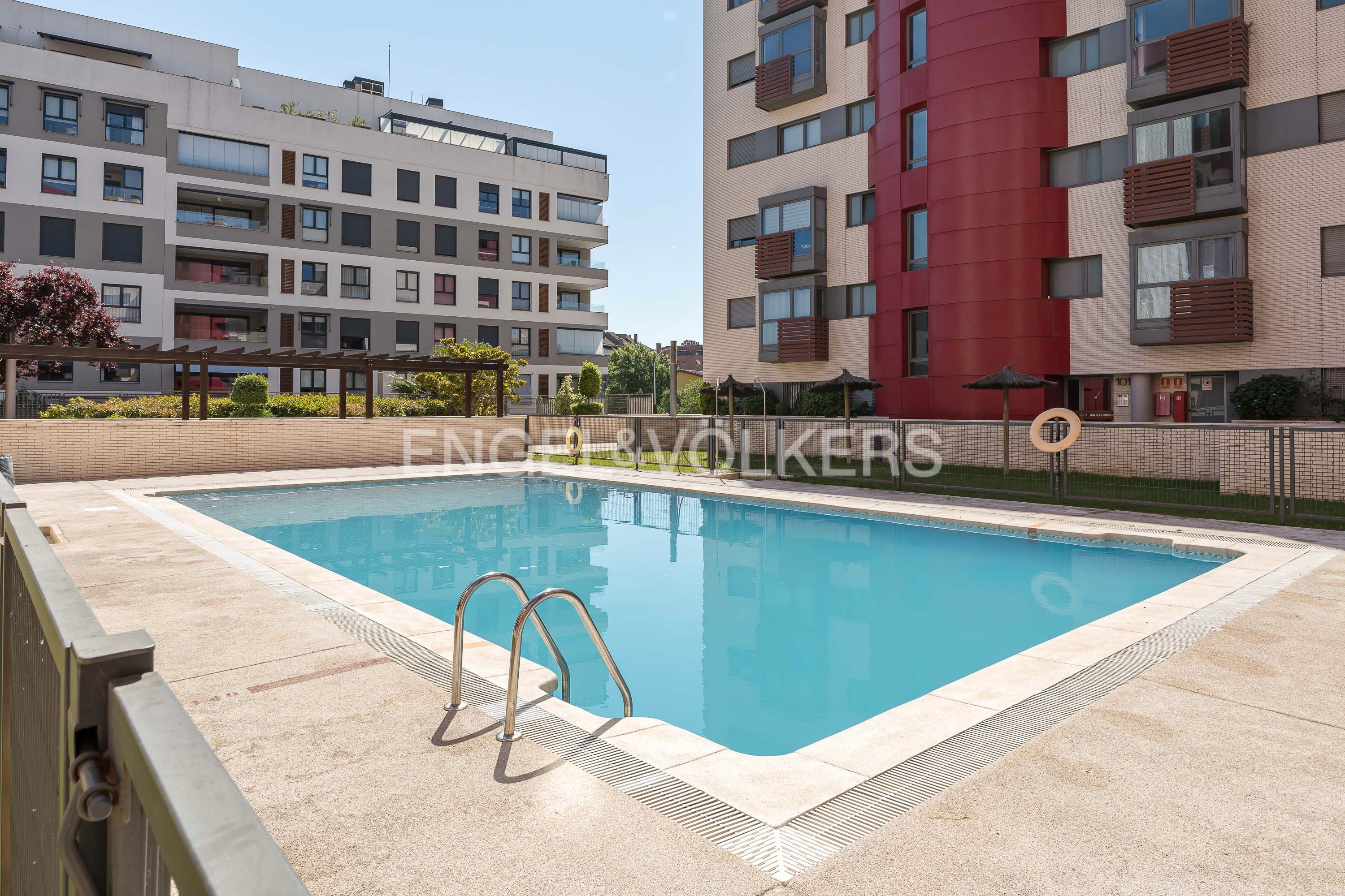 Piscina de Apartament en venda en  Madrid Capital amb Calefacció, Traster i Piscina