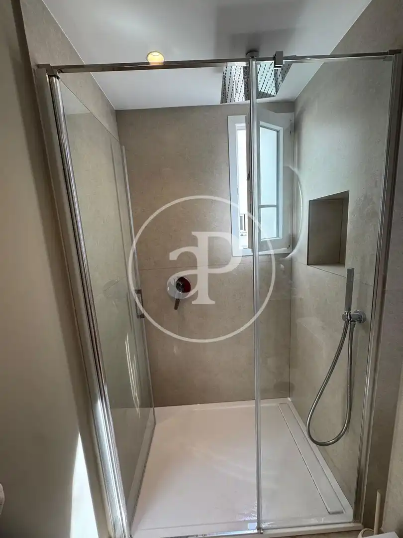 Bathroom of Flat for rent in Valencia  with Air Conditioner, Heating and Furnished