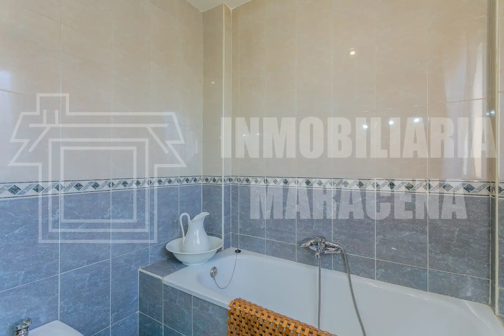 Bathroom of Houses for sale in Granada  with Air Conditioner, Heating and Parquet flooring