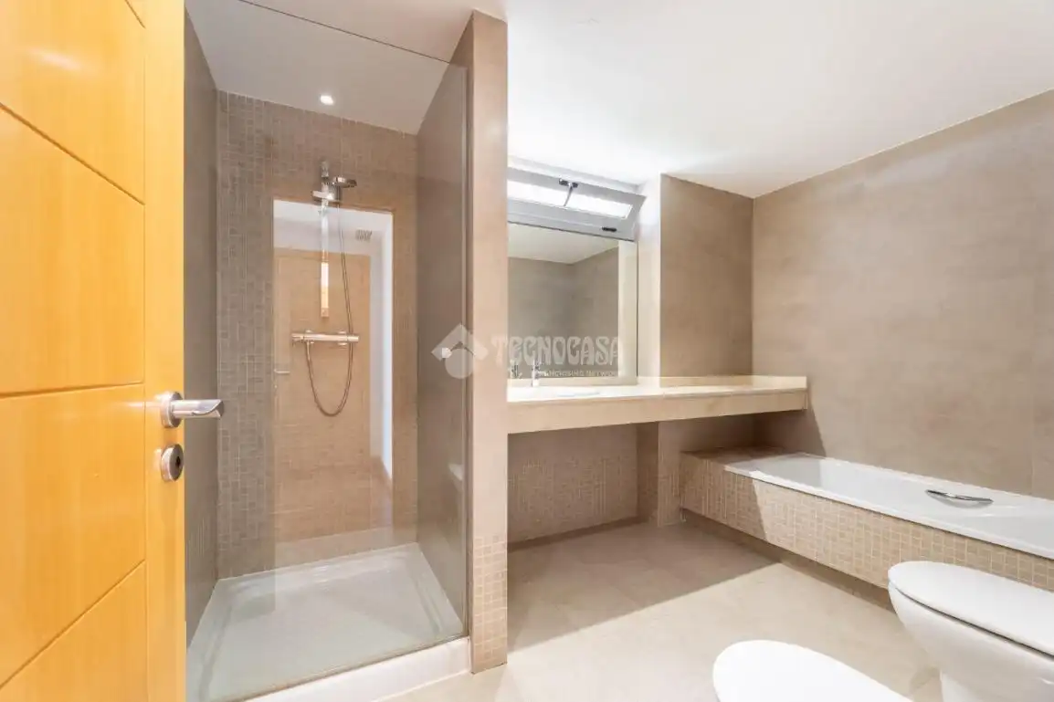 Badezimmer von Einfamilien-Reihenhaus zum Verkauf in Torrelodones mit Klimaanlage, Heizung und Terrasse